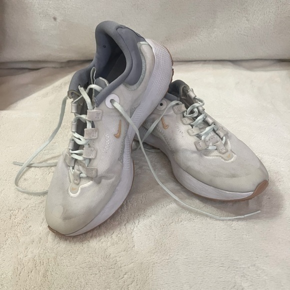 ⚫️ BOGO Light coloured Nike women’s running shoe size 8.5 - Picture 1 of 4